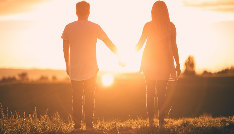 تفاوت عشق واقعی و دروغین و نشانه عاشق واقعی