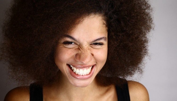 جلب نظر مرد با خنده های جذاب