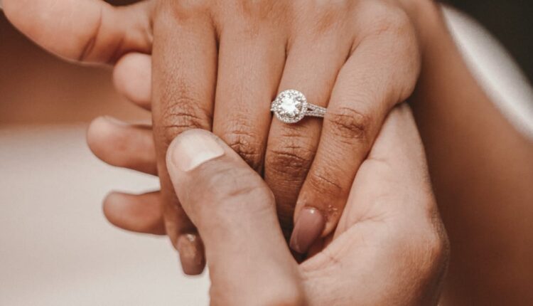 میخوام بمونه