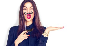 چگونه شوخ طبع شویم؟ ۱۴ تمرین و روش شوخ طبع شدن